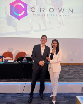 Ein Gruppenfoto des SkinPen-Teams und der Fachleute beim Londoner Symposium, das neue Produktzulassungen präsentiert.